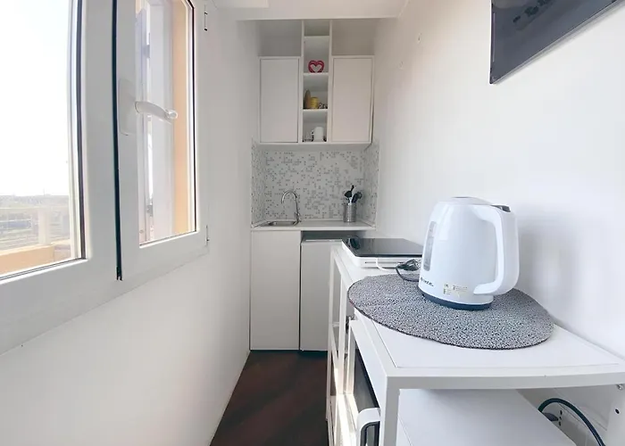 Bright With Balcony Near The Station Апартаменты Милан