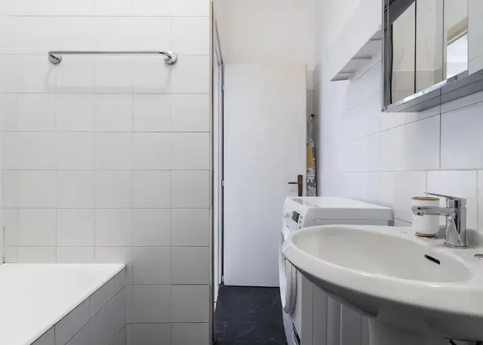 Bright Two-room In The Heart Of Chinatown *