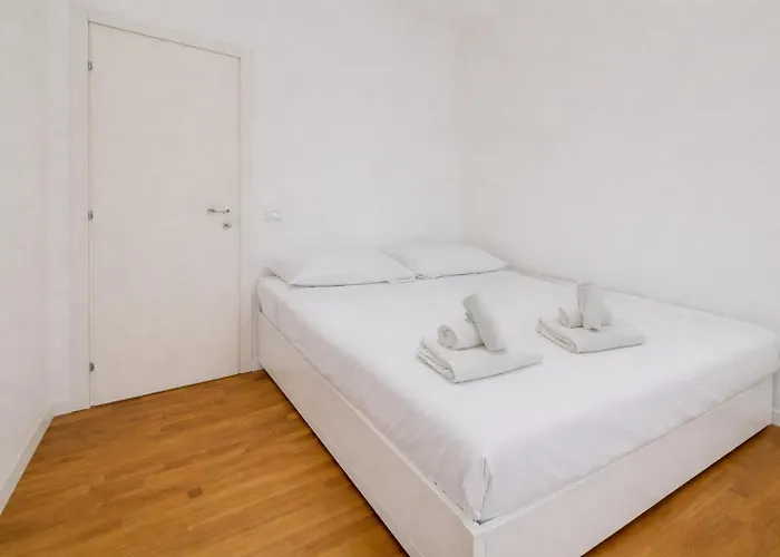 Isola - 2 Bedrooms - Free Parking