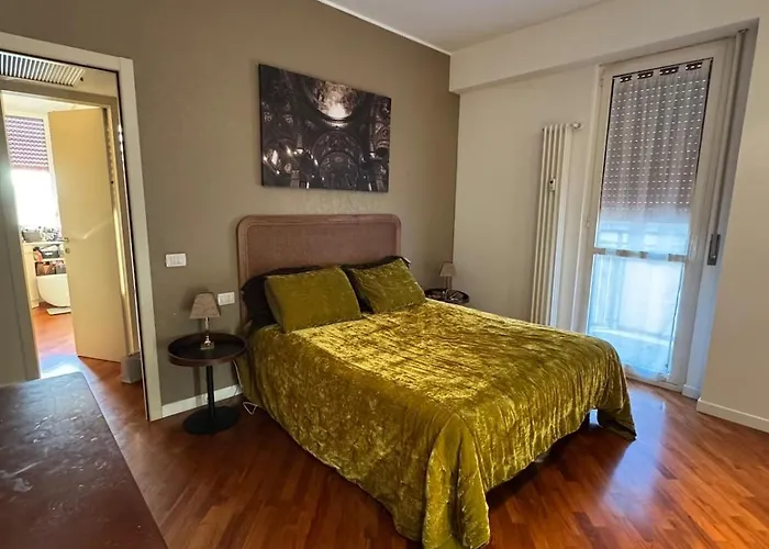 Apartment Three Bedrooms, Sunny, Quite In Isola Neighborhood *