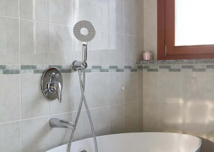 Elegante - 2 Camere, 2 Bagni, Garage E Balcone