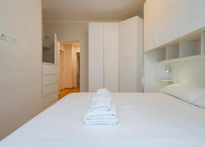 I Host - Nazario Sauro 14 *