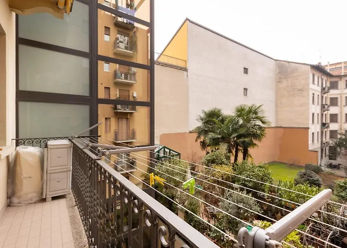 Vintage Chic Flat Steps From Fiera & Wi-fi * Milano