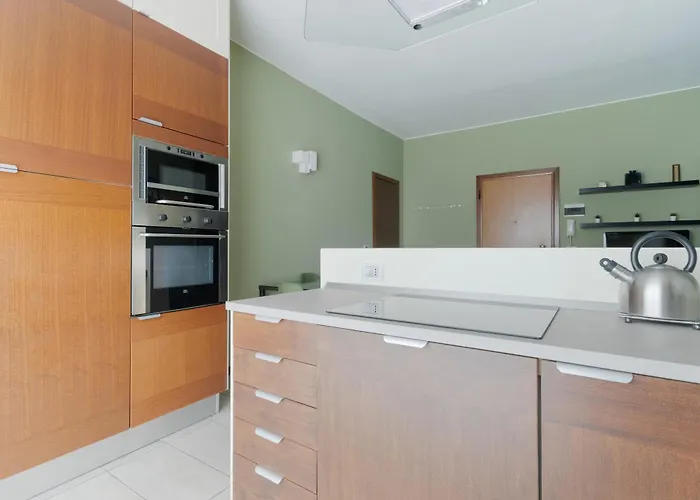 Guesthost - Porta Romana Balcony Flat דירה