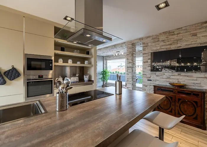 Apartament Skyline Penthouse - Terrazzo Panoramico & Metro 5min *