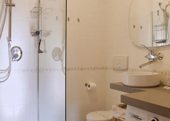 Elegante - 2 Camere, 2 Bagni, Garage E Balcone Appartamento