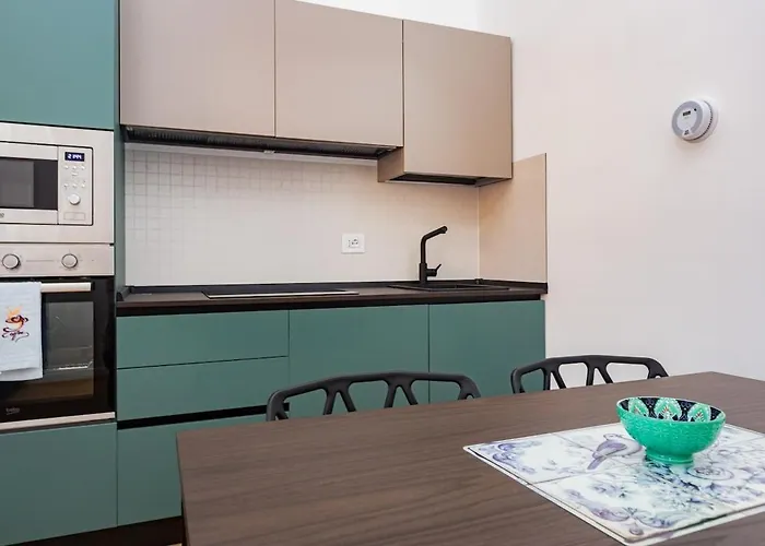 Andrea's Blue Flat Studies * Milánó