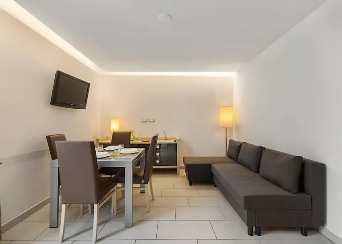 דירה The House - Tram And Parking *