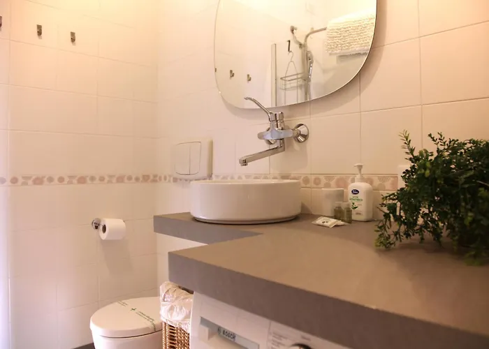 Elegante - 2 Camere, 2 Bagni, Garage E Balcone Apartment