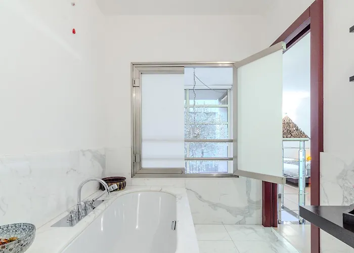 Isola Oasis - Loft With Garden & Free Private Garage