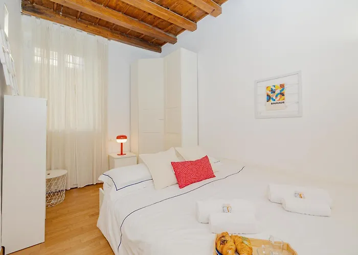 2 Bdr Flat - Direct Tram 15 Min Duomo *