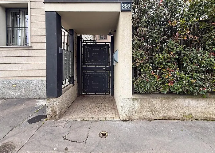 The House - Tram And Parking דירה *