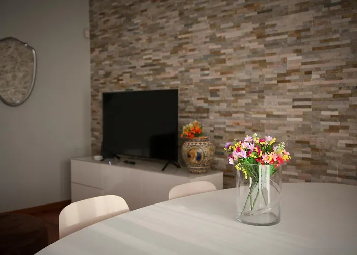 Elegante - 2 Camere, 2 Bagni, Garage E Balcone *