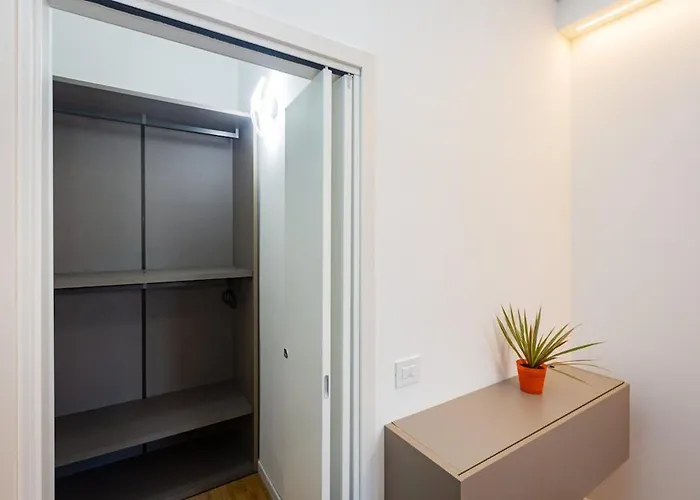 Andrea's Blue Flat Studies * Milánó