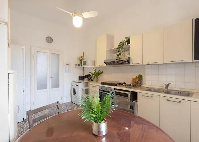 Vintage Chic Flat Steps From Fiera & Wi-fi