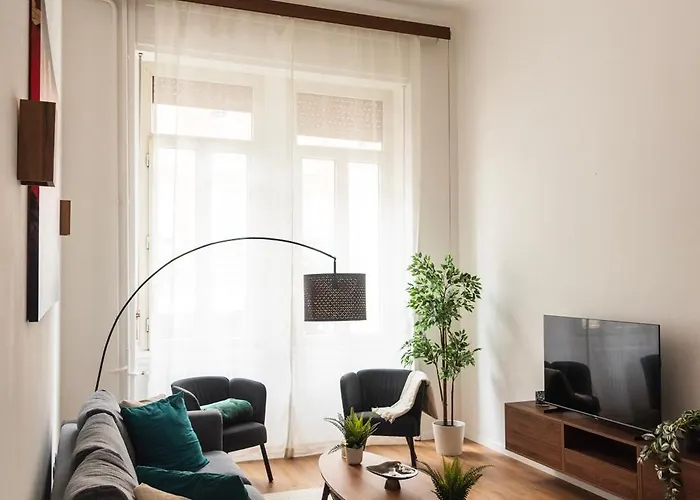 Casa Picasso - Above The Subway Apartment *