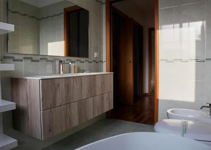 Apartment Elegante - 2 Camere, 2 Bagni, Garage E Balcone