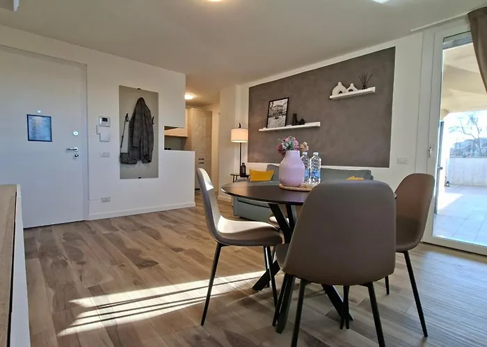 Bright With Terrace And Free Parking Апартаменты