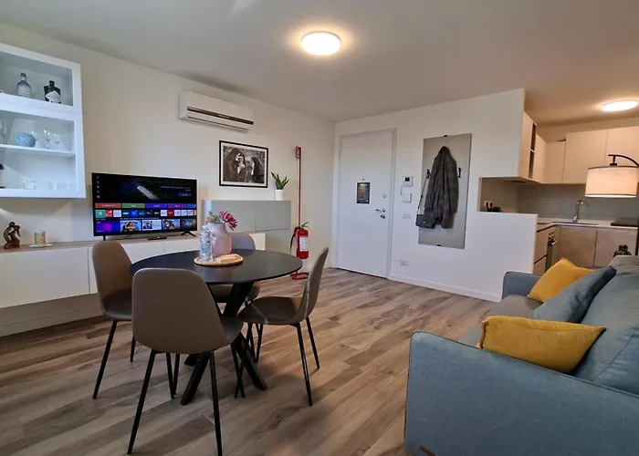 Bright With Terrace And Free Parking * Милан