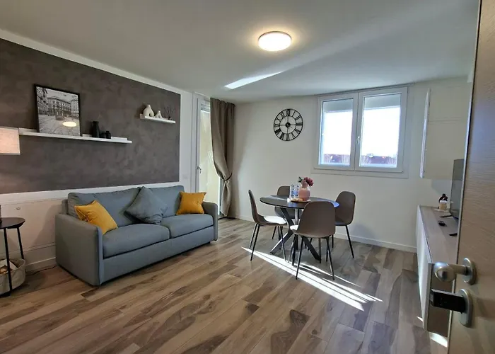 Bright With Terrace And Free Parking Апартаменты