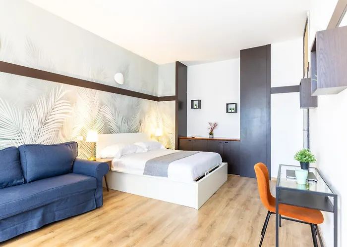 Duomo 5 Min Walk - 2 Bedrooms With Netflix, Wifi Apartment *