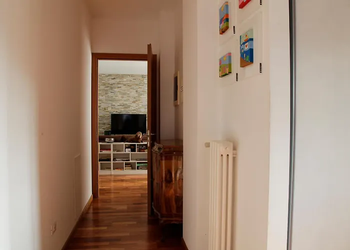 Elegante - 2 Camere, 2 Bagni, Garage E Balcone