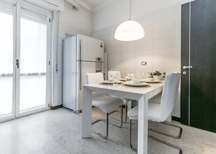 New Near Station 3 Bedroom شقة ميلان