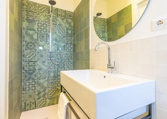 Spacious And Bright 2bdr, 2 Bathrooms *