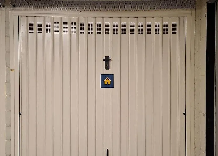 Bright With Terrace And Free Parking Милан