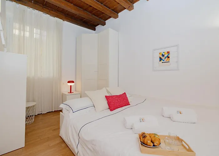 2 Bdr Flat - Direct Tram 15 Min Duomo 公寓