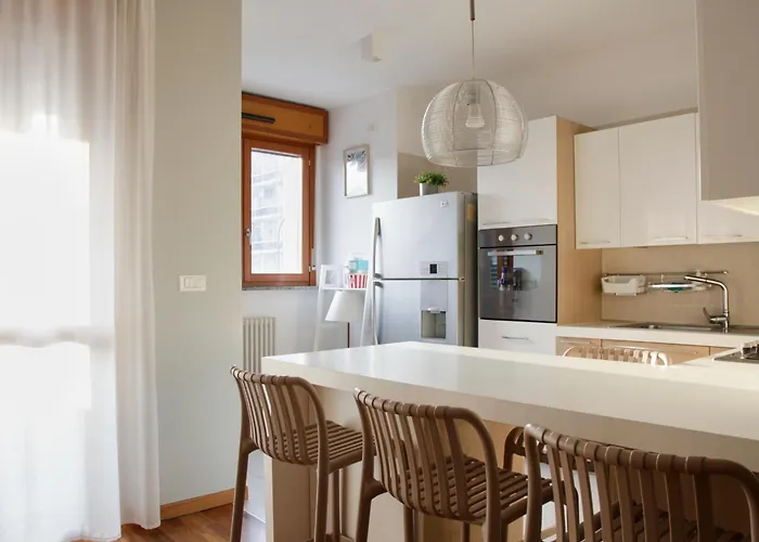 Elegante - 2 Camere, 2 Bagni, Garage E Balcone Milan