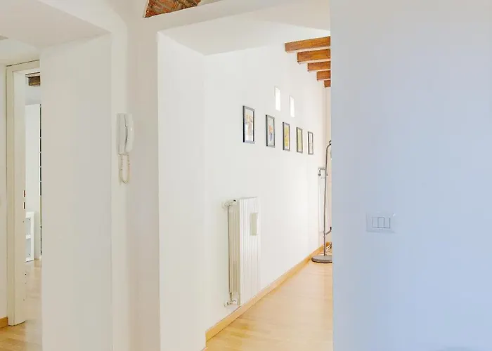 2 Bdr Flat - Direct Tram 15 Min Duomo 米兰