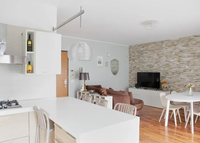 Elegante - 2 Camere, 2 Bagni, Garage E Balcone *