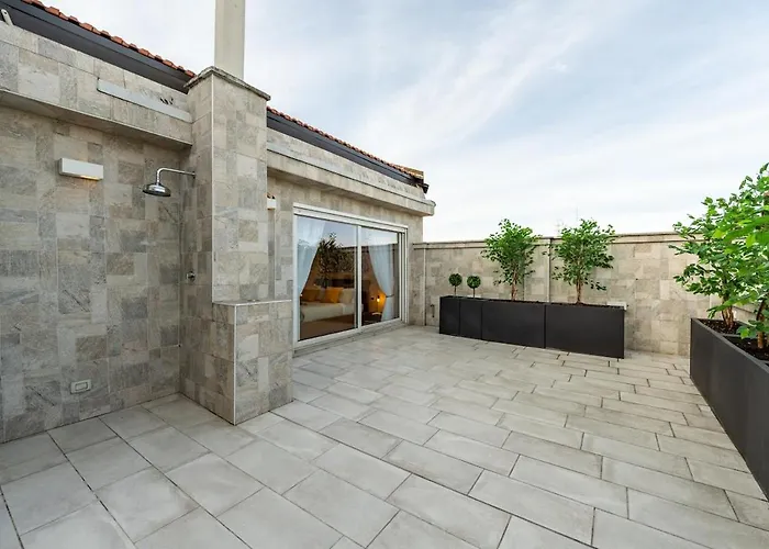 Skyline Penthouse - Terrazzo Panoramico & Metro 5min شقة *