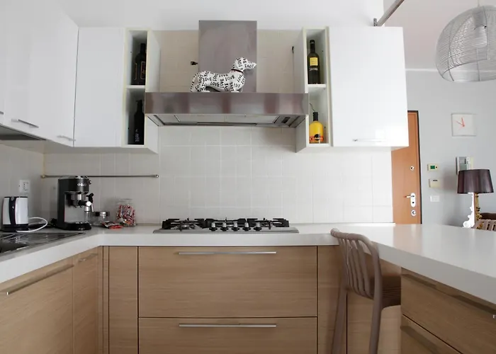 Elegante - 2 Camere, 2 Bagni, Garage E Balcone *