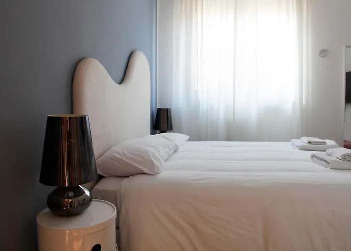 Elegante - 2 Camere, 2 Bagni, Garage E Balcone *