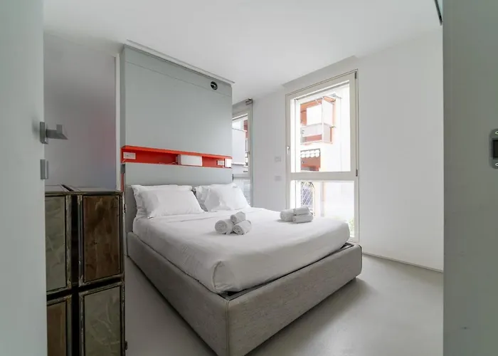 Luxury Penthouse, Exclusive Design & Private Garage 밀라노