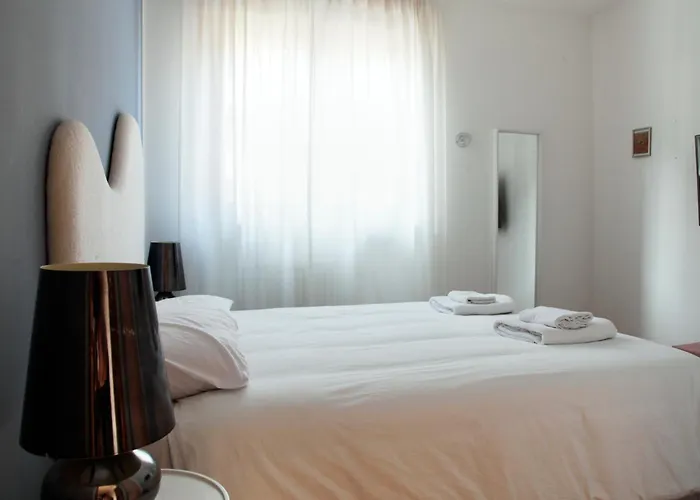 Elegante - 2 Camere, 2 Bagni, Garage E Balcone * Milan