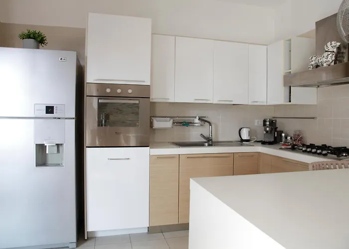 Elegante - 2 Camere, 2 Bagni, Garage E Balcone Appartamento Milano