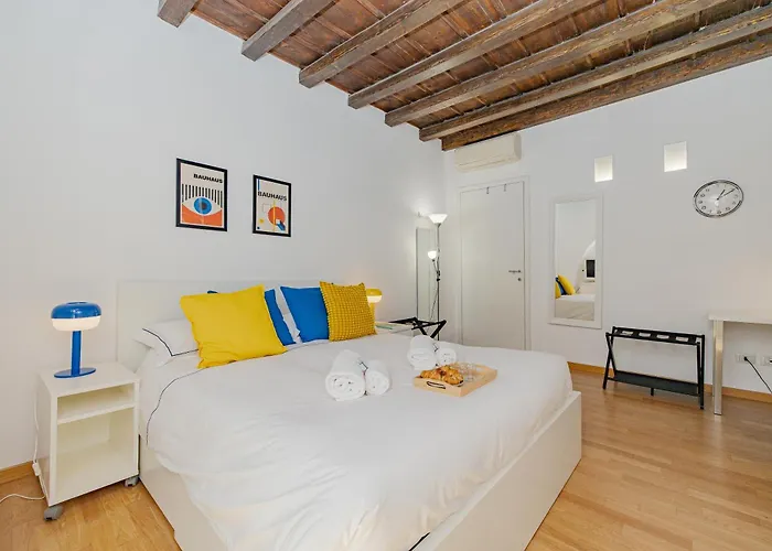 2 Bdr Flat - Direct Tram 15 Min Duomo 米兰