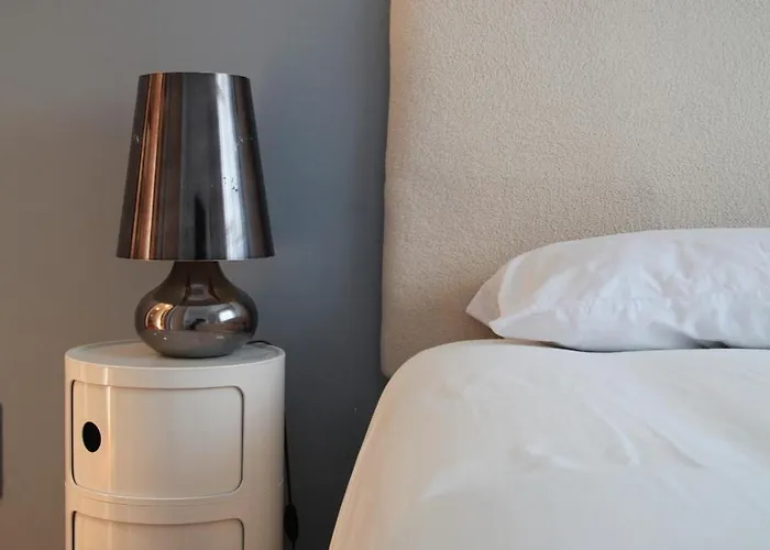 Elegante - 2 Camere, 2 Bagni, Garage E Balcone