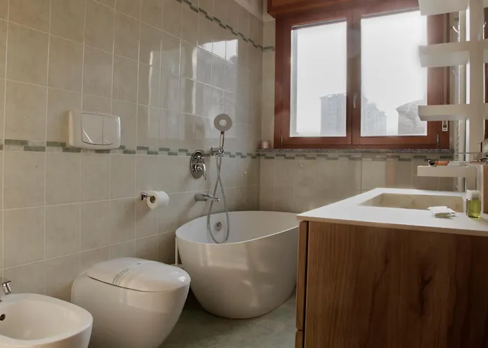 Elegante - 2 Camere, 2 Bagni, Garage E Balcone Апартаменты *