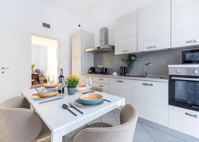Duomo 15 Min Walk - Historic Center, 4 Bedrooms And 2 Terrace * Milano