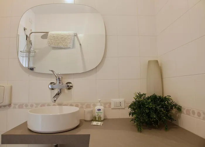 Elegante - 2 Camere, 2 Bagni, Garage E Balcone