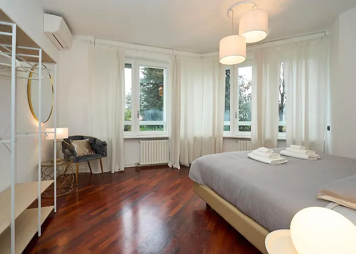 Absolute Luxury Home, 15 Minutes Walk San Siro Апартаменты *