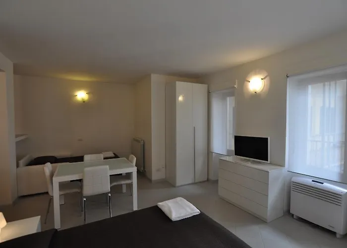 Easy - And Navigli Lägenhetshotell 3*