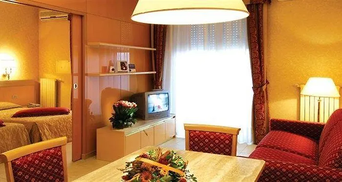 Unaway & Quark Due Apart Otel