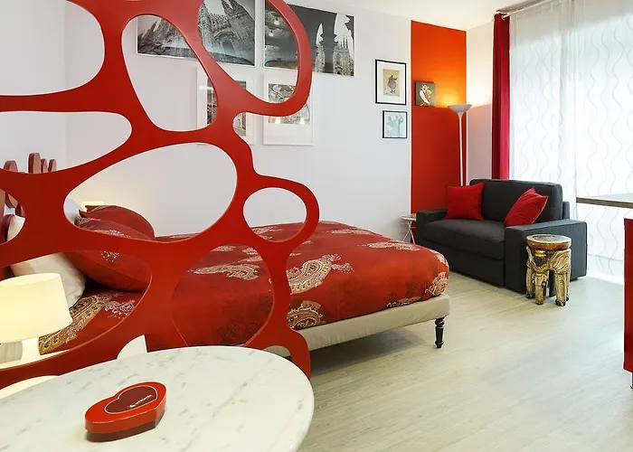 Rosso A Milano, Tranquillo, Vicino Allo Ieo