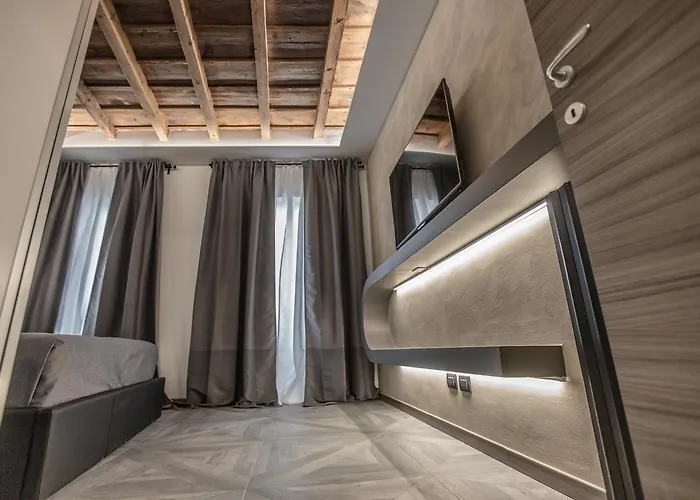 Davinci Near Duomo *