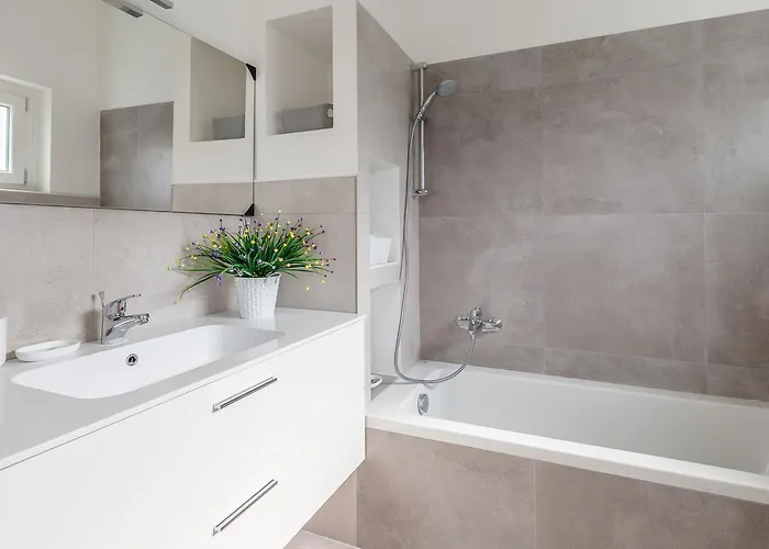 Guesthost - Business Balcony Flat *